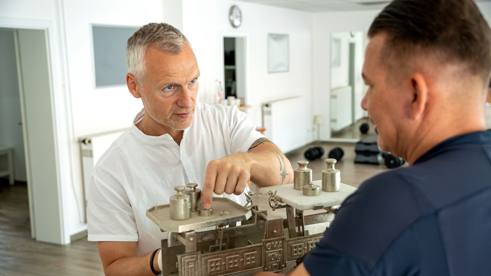 Coaching-Situation: Trainer erklärt Inhalte im Gespräch.